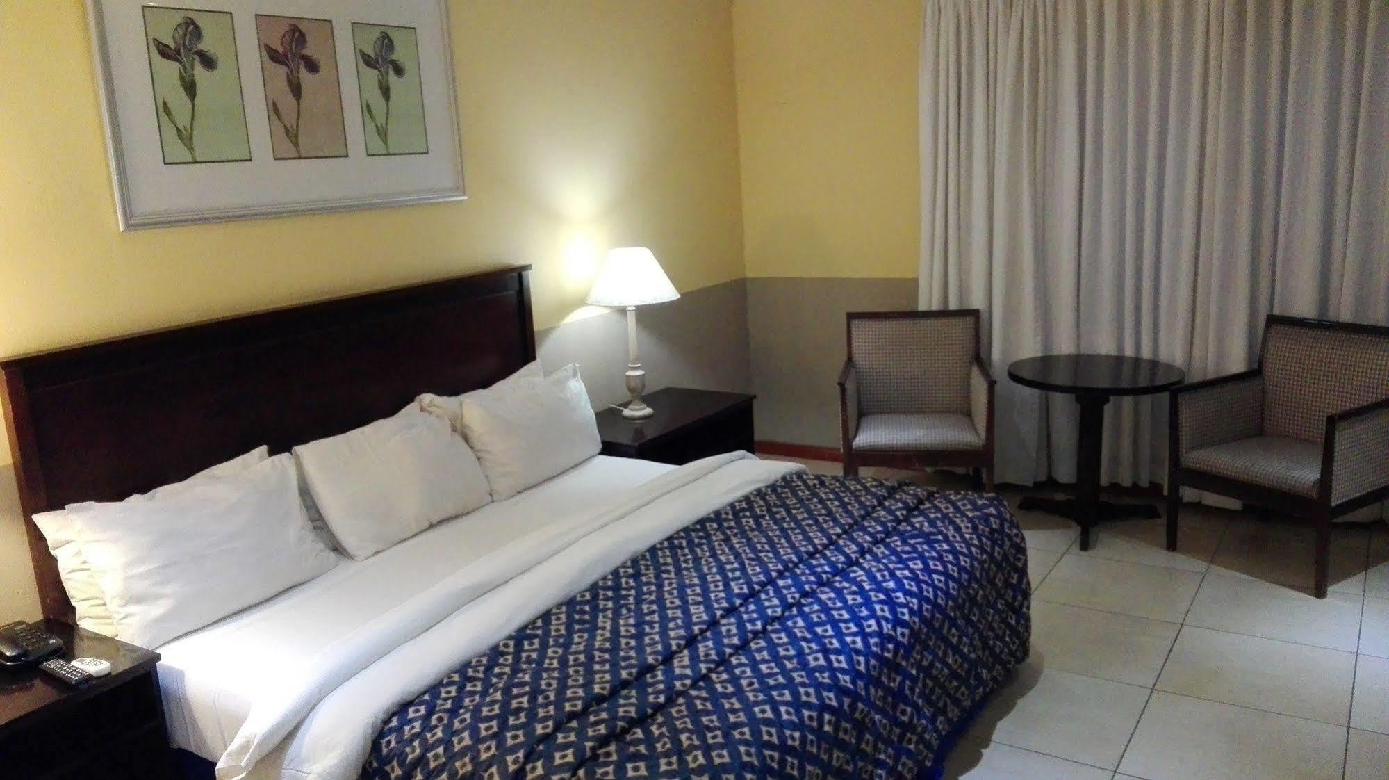 Villa Via Hotel Midrand Exterior foto