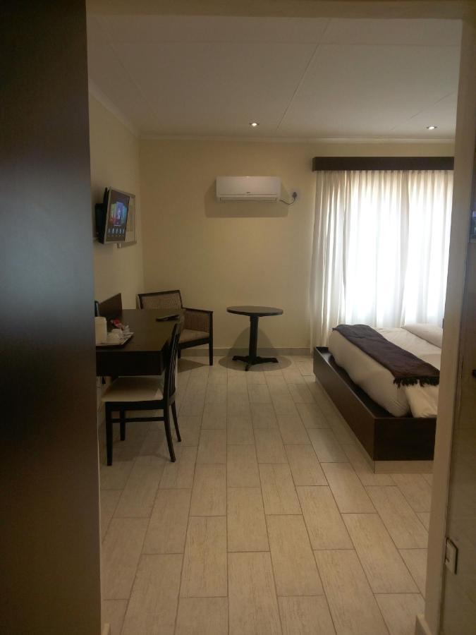 Villa Via Hotel Midrand Exterior foto